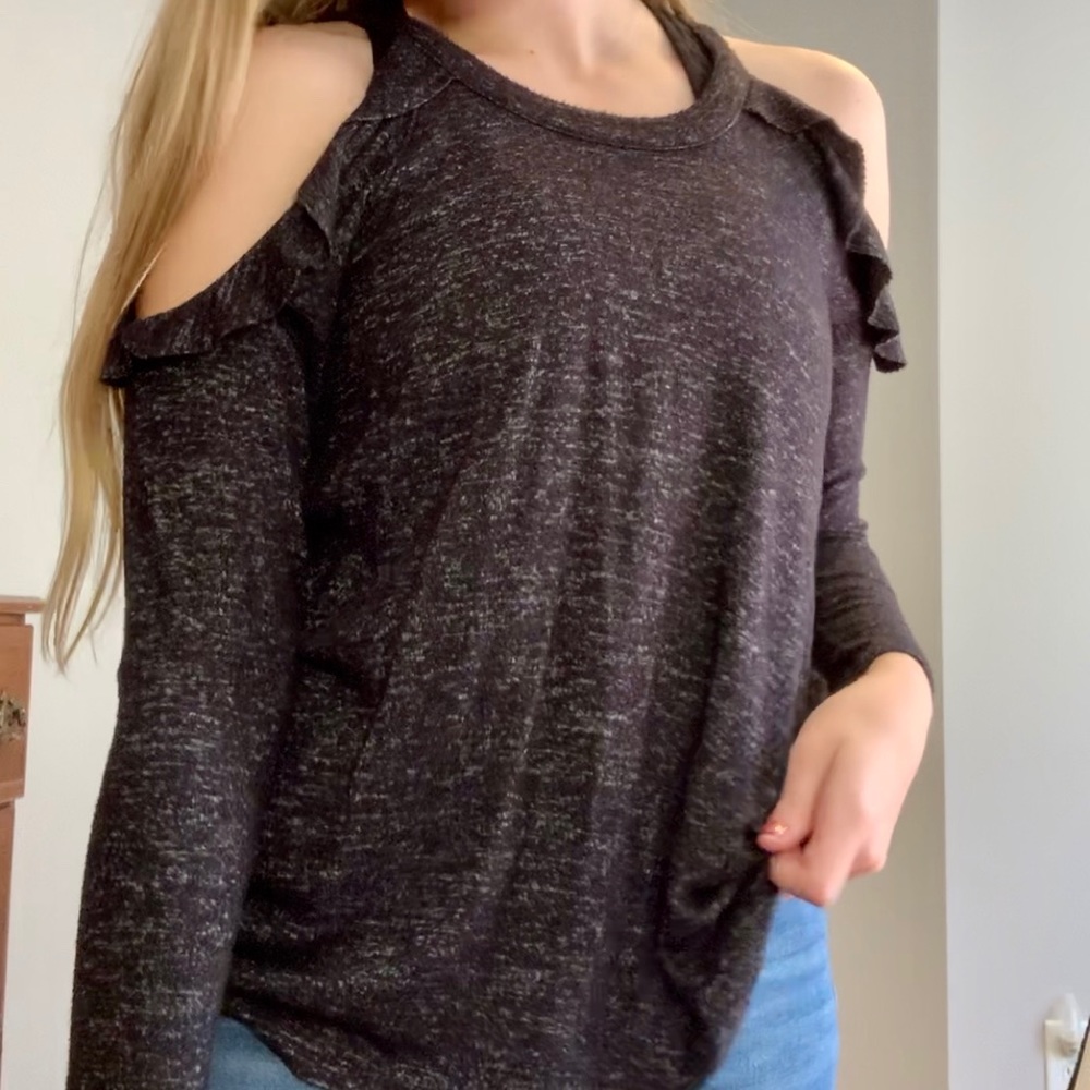 AE Ruffle Cold-Shoulder Top